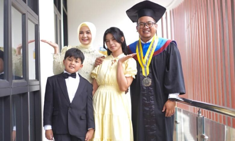 Pimpinan BRI Cabang Soreang Rizki Farisi berfoto bersama keluarga saat momen Wisuda UMP ke-79.