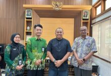 Perwakilan RS UMS A.R. Fachrudin foto bersama Wakil Ketua I DPRD Kota Surakarta H. Daryono di Kantor DPRD Surakarta.