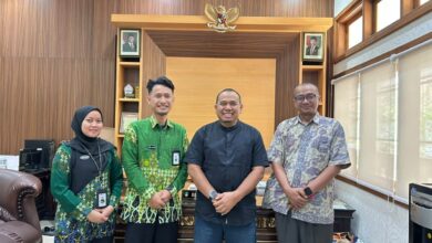 Perwakilan RS UMS A.R. Fachrudin foto bersama Wakil Ketua I DPRD Kota Surakarta H. Daryono di Kantor DPRD Surakarta.