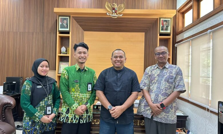 Perwakilan RS UMS A.R. Fachrudin foto bersama Wakil Ketua I DPRD Kota Surakarta H. Daryono di Kantor DPRD Surakarta.