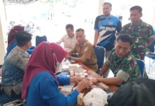 Petugas medis memberikan layanan cek kesehatan gratis Cilacap kepada anggota TNI dan warga di Pendopo Binangun