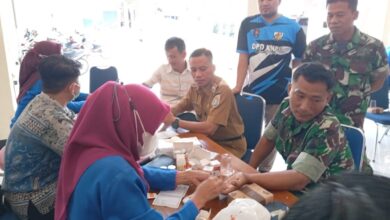 Petugas medis memberikan layanan cek kesehatan gratis Cilacap kepada anggota TNI dan warga di Pendopo Binangun