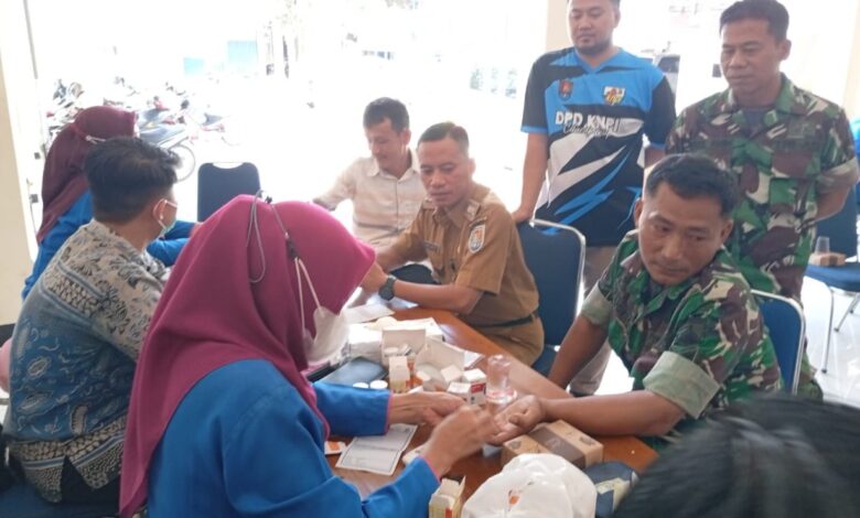 Petugas medis memberikan layanan cek kesehatan gratis Cilacap kepada anggota TNI dan warga di Pendopo Binangun