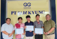 Tiga mahasiswa RPL ITESA Semarang memegang sertifikat magang di PT Sam Kyung Jaya Garments