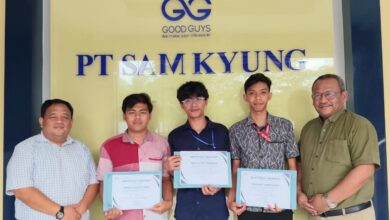Tiga mahasiswa RPL ITESA Semarang memegang sertifikat magang di PT Sam Kyung Jaya Garments