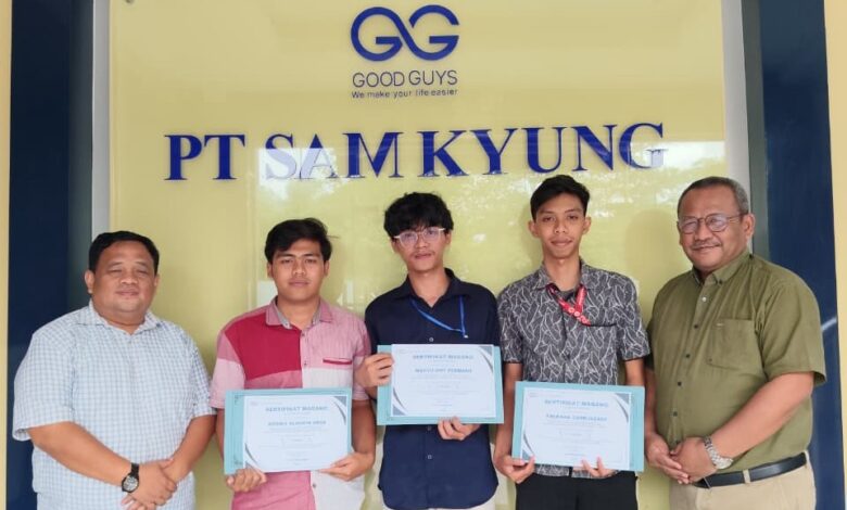 Tiga mahasiswa RPL ITESA Semarang memegang sertifikat magang di PT Sam Kyung Jaya Garments