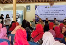 Mahasiswa Kesmas UMS memandu sosialisasi dan konsultasi jaminan kesehatan serta bansos PKH bersama warga Desa Alasombo Sukoharjo