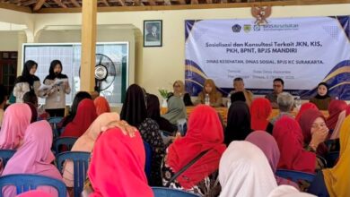 Mahasiswa Kesmas UMS memandu sosialisasi dan konsultasi jaminan kesehatan serta bansos PKH bersama warga Desa Alasombo Sukoharjo