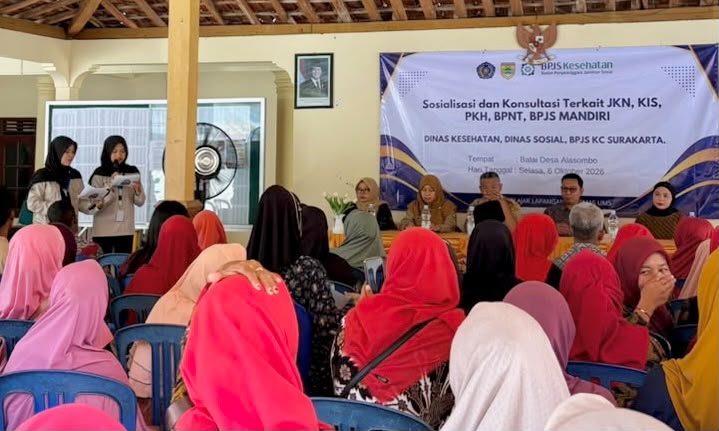 Mahasiswa Kesmas UMS memandu sosialisasi dan konsultasi jaminan kesehatan serta bansos PKH bersama warga Desa Alasombo Sukoharjo
