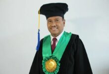 Prof Waston UMS mengenakan toga guru besar Universitas Muhammadiyah Surakarta.