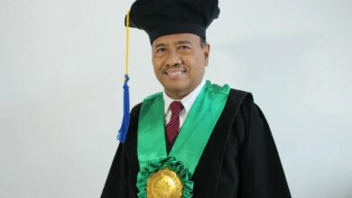 Prof Waston UMS mengenakan toga guru besar Universitas Muhammadiyah Surakarta.