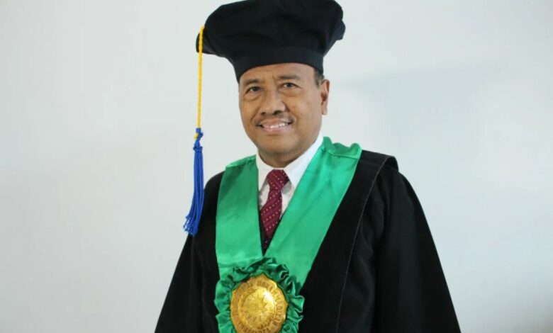 Prof Waston UMS mengenakan toga guru besar Universitas Muhammadiyah Surakarta.