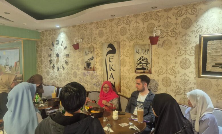 Tim PkM-KI UMS saat berdiskusi bersama mahasiswa Indonesia dan peserta lokal di Turki.