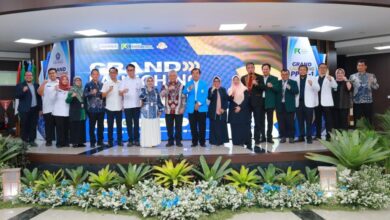 Rektor UNIMUS, pimpinan FK, dan tamu undangan foto bersama saat Grand Launching PPDS Obstetri dan Ginekologi UNIMUS di RS UNIMUS Semarang.