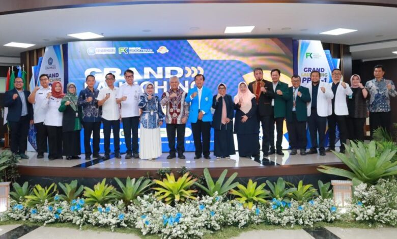 Rektor UNIMUS, pimpinan FK, dan tamu undangan foto bersama saat Grand Launching PPDS Obstetri dan Ginekologi UNIMUS di RS UNIMUS Semarang.