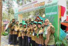 Siswa Pandu Athfal MIM Digdaya Bolon berpose bersama pembina di depan gapura tenda dalam ajang MISC HW Karanganyar.