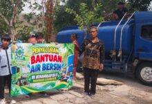 Penyaluran bantuan air bersih Boyolali oleh MIM 01 Manyaran Karanggede untuk warga Wonosegoro