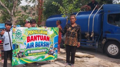 Penyaluran bantuan air bersih Boyolali oleh MIM 01 Manyaran Karanggede untuk warga Wonosegoro