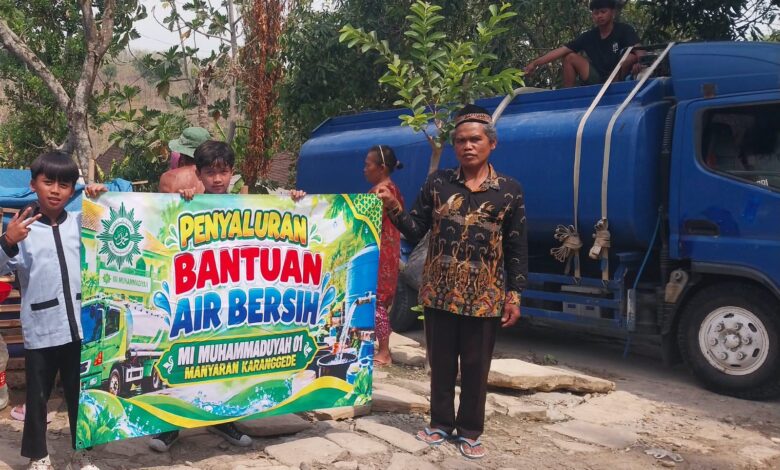 Penyaluran bantuan air bersih Boyolali oleh MIM 01 Manyaran Karanggede untuk warga Wonosegoro