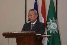 Prof. Dr. Sofyan Anif, M.Si. memberikan sambutan di podium saat Wisuda V STKIP Muhammadiyah Blora.