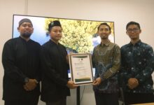 Wakil Dekan III FAI UMS Fauzul Hanif Noor Athief menerima kenang-kenangan dari perwakilan MA Al Karim saat kunjungan kampus untuk dorong minat kuliah di FAI UMS.