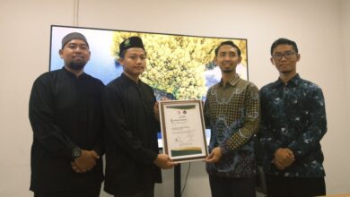 Wakil Dekan III FAI UMS Fauzul Hanif Noor Athief menerima kenang-kenangan dari perwakilan MA Al Karim saat kunjungan kampus untuk dorong minat kuliah di FAI UMS.