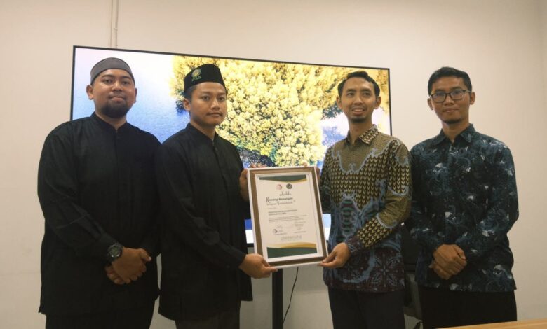 Wakil Dekan III FAI UMS Fauzul Hanif Noor Athief menerima kenang-kenangan dari perwakilan MA Al Karim saat kunjungan kampus untuk dorong minat kuliah di FAI UMS.