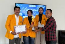 Mahasiswa UMKU juara Business Model Canvas di Kopma Expo UIN Sunan Kudus menerima piala penghargaan