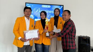 Mahasiswa UMKU juara Business Model Canvas di Kopma Expo UIN Sunan Kudus menerima piala penghargaan