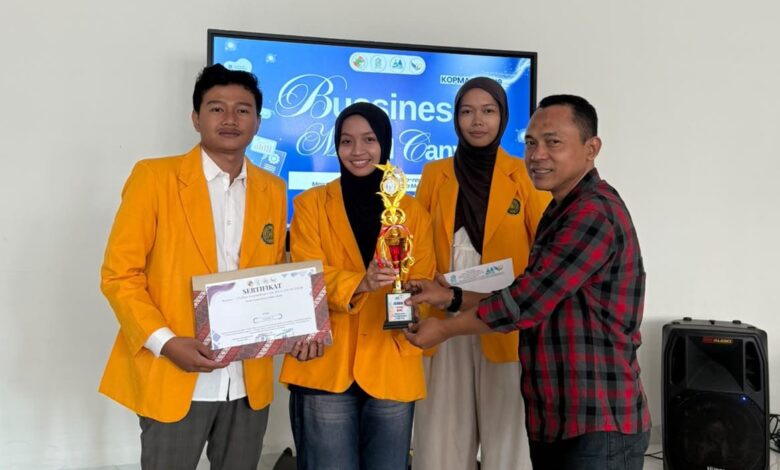 Mahasiswa UMKU juara Business Model Canvas di Kopma Expo UIN Sunan Kudus menerima piala penghargaan