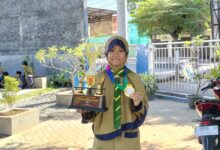 Kanaya Zivada Wibowo siswa SD Bilingual Muhammadiyah 1 Purwodadi Grobogan memegang piala dan medali emas IPA nasional