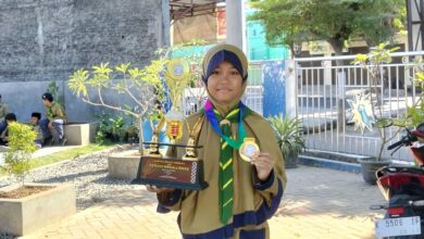 Kanaya Zivada Wibowo siswa SD Bilingual Muhammadiyah 1 Purwodadi Grobogan memegang piala dan medali emas IPA nasional