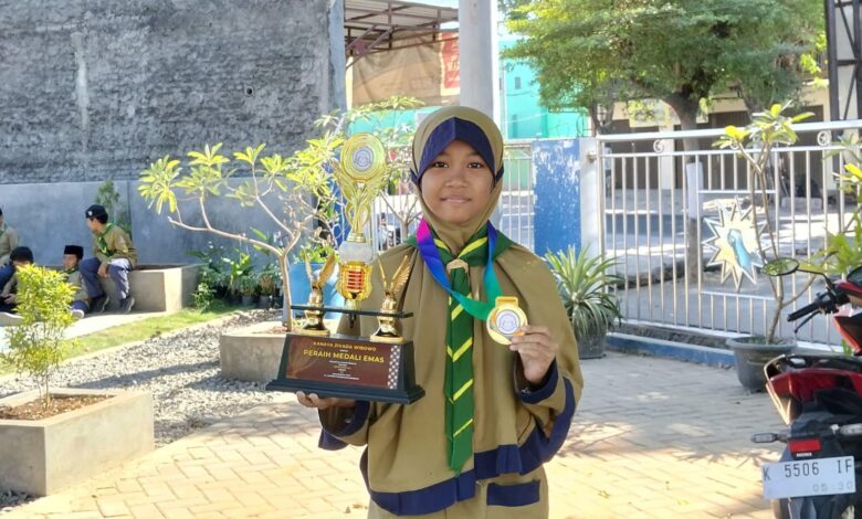 Kanaya Zivada Wibowo siswa SD Bilingual Muhammadiyah 1 Purwodadi Grobogan memegang piala dan medali emas IPA nasional