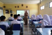 Tim kesehatan Puskesmas Keling 1 memberikan edukasi kesehatan mental remaja di hadapan para siswa SMK Muhammadiyah 01 Keling.