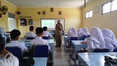 Tim kesehatan Puskesmas Keling 1 memberikan edukasi kesehatan mental remaja di hadapan para siswa SMK Muhammadiyah 01 Keling.