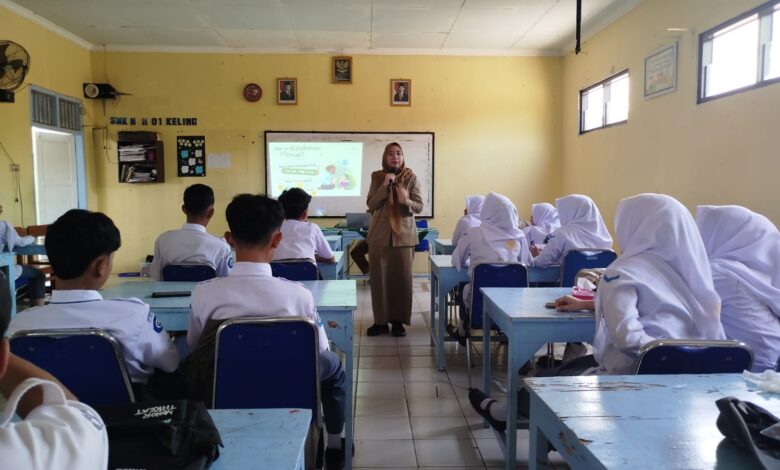 Tim kesehatan Puskesmas Keling 1 memberikan edukasi kesehatan mental remaja di hadapan para siswa SMK Muhammadiyah 01 Keling.