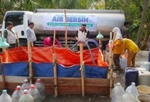 Relawan Bikersmu dan MDMC Boyolali menyalurkan bantuan air bersih dari truk tangki ke tempat penampungan warga Wonosamudro.