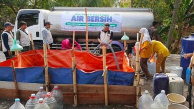 Relawan Bikersmu dan MDMC Boyolali menyalurkan bantuan air bersih dari truk tangki ke tempat penampungan warga Wonosamudro.