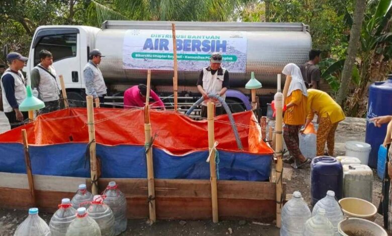 Relawan Bikersmu dan MDMC Boyolali menyalurkan bantuan air bersih dari truk tangki ke tempat penampungan warga Wonosamudro.