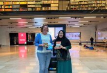 Ketua PCIM Britania Raya Ince Dian Aprilyani Azir menyerahkan buku Muhammadiyah kepada Pustakawan Bodleian Libraries University of Oxford Emma Mathieson.