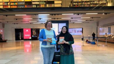 Ketua PCIM Britania Raya Ince Dian Aprilyani Azir menyerahkan buku Muhammadiyah kepada Pustakawan Bodleian Libraries University of Oxford Emma Mathieson.