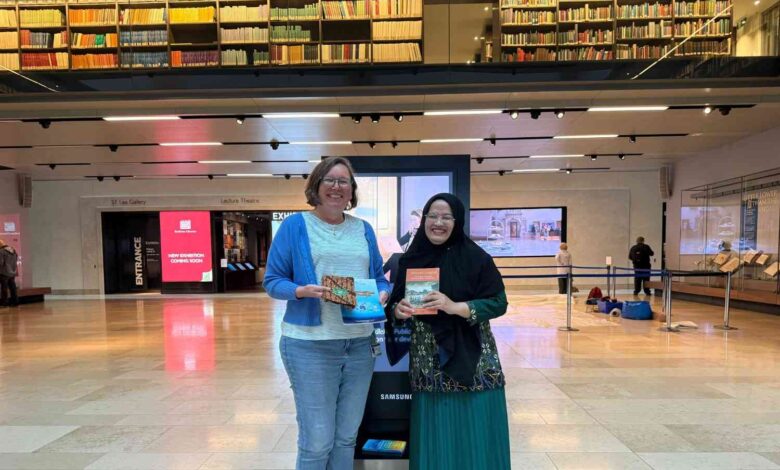 Ketua PCIM Britania Raya Ince Dian Aprilyani Azir menyerahkan buku Muhammadiyah kepada Pustakawan Bodleian Libraries University of Oxford Emma Mathieson.