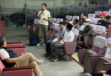 Suasana program pengabdian internasional UMS Mahasiswa Muslim Taiwan di NCKU Tainan saat peserta menyampaikan pertanyaan.