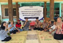 Tim dosen UMS dan pengurus Koperasi Desa Wisata Kerajinan Bambu Brajan berfoto bersama saat kegiatan pelatihan pengendalian internal.