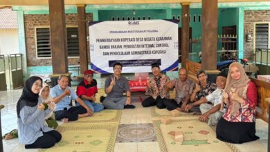 Tim dosen UMS dan pengurus Koperasi Desa Wisata Kerajinan Bambu Brajan berfoto bersama saat kegiatan pelatihan pengendalian internal.