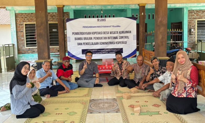 Tim dosen UMS dan pengurus Koperasi Desa Wisata Kerajinan Bambu Brajan berfoto bersama saat kegiatan pelatihan pengendalian internal.