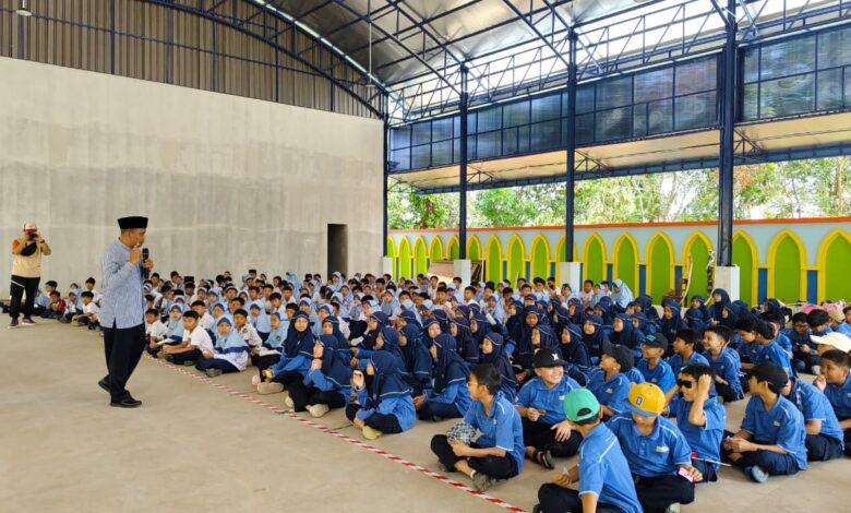 Siswa ikuti penyambutan field trip SD Muhammadiyah PK Solo di aula SD Muhammadiyah Plus Salatiga