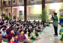 Siswa SD Muhammadiyah PK Banyudono menyimak tausiyah motivasi dalam kegiatan MABIT