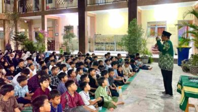 Siswa SD Muhammadiyah PK Banyudono menyimak tausiyah motivasi dalam kegiatan MABIT