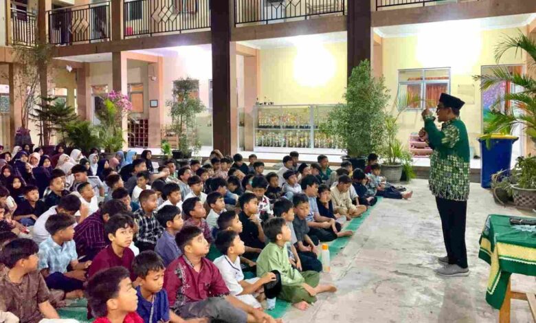 Siswa SD Muhammadiyah PK Banyudono menyimak tausiyah motivasi dalam kegiatan MABIT